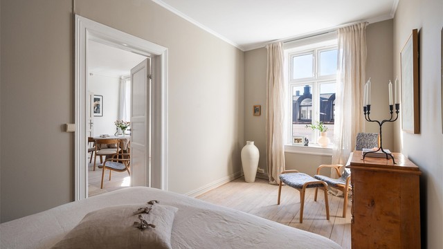 Soverommet har en åpen og god romfølelse med delikate overflater.