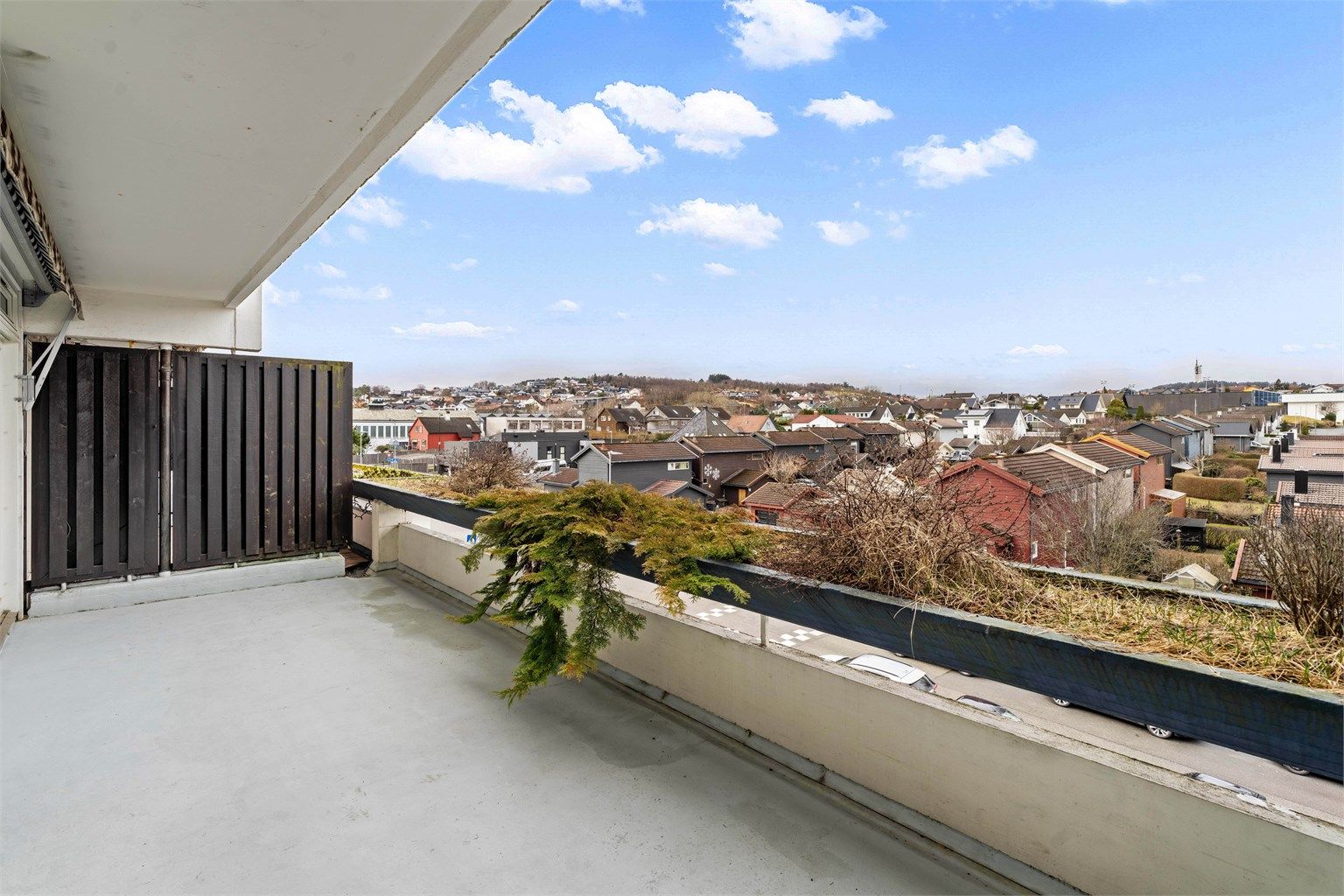 Leiligheten har en stor og romslig balkong med god plass til utemøbler.