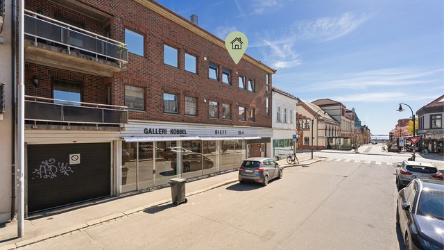 Leiligheten ligger sentralt til i 3. etasje med kort vei til blant annet Kvadraturen, Bystranda og tur- og treningsmuligheter.