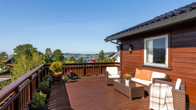 Stor sydvestvendt terrasse med utsikt i flere retninger