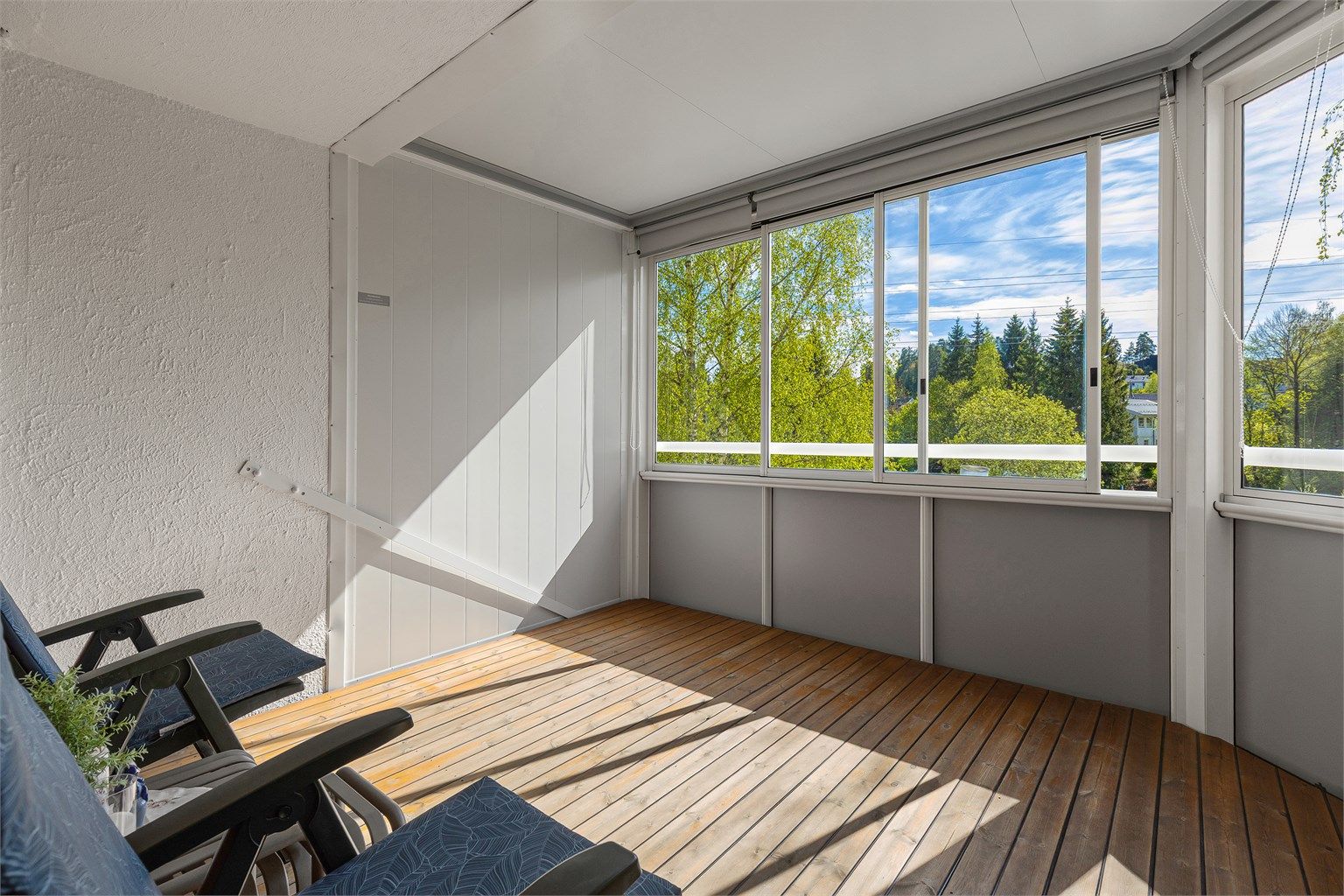 Stor innglasset og usjenert balkong med mulighet for å åpne opp.