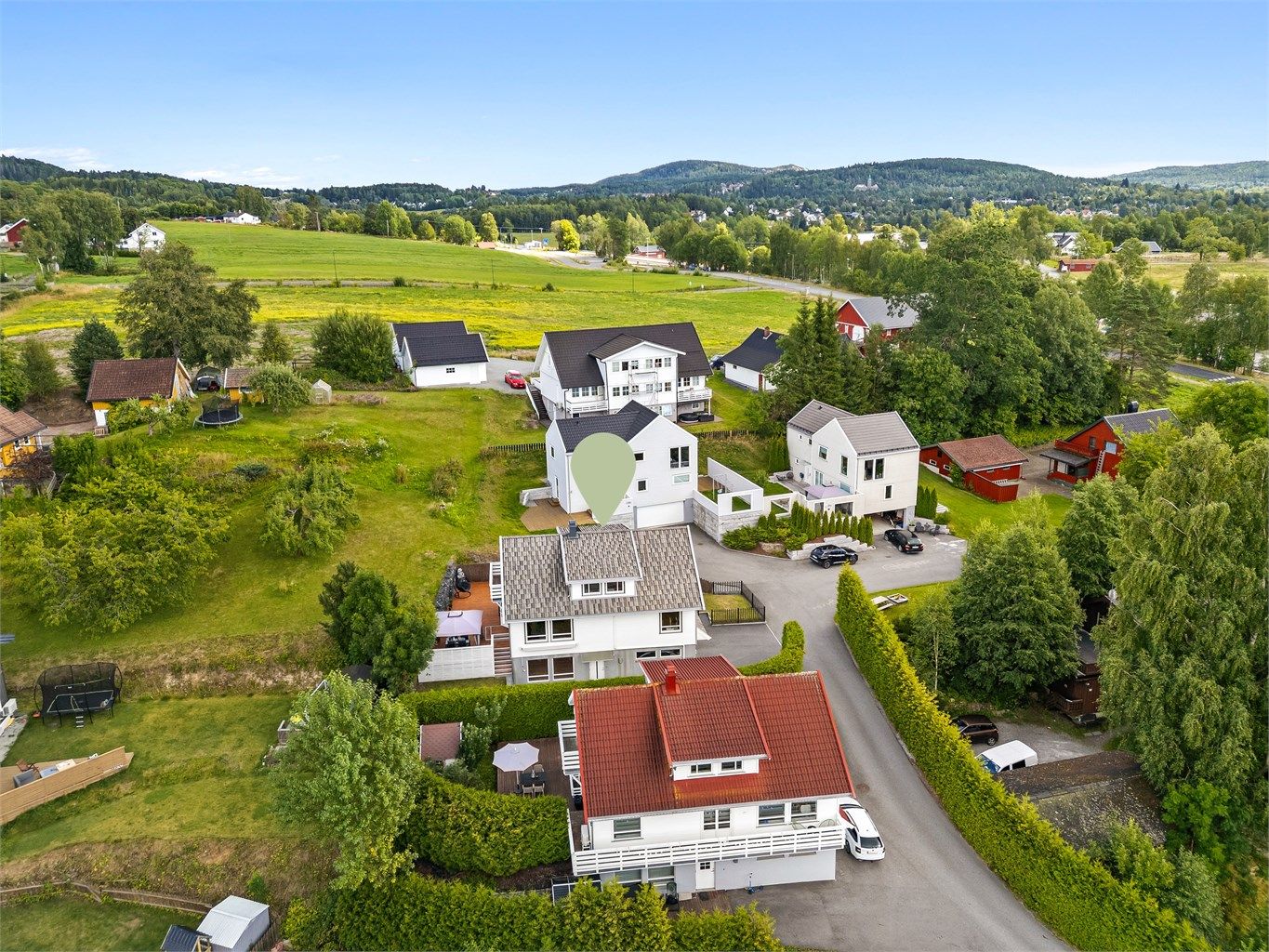Boligen er velholdt og har en familievennlig planløsning over tre plan med flott utsyn over det omkringliggende landskapet.
