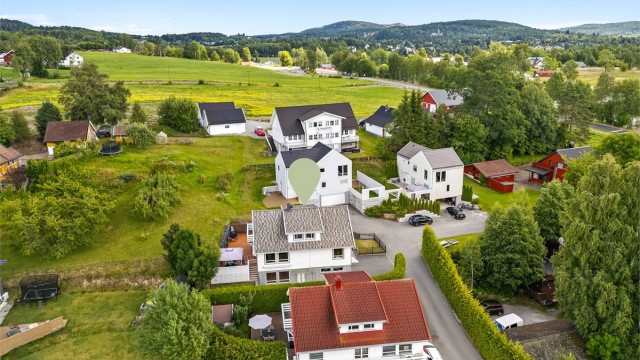 Boligen er velholdt og har en familievennlig planløsning over tre plan med flott utsyn over det omkringliggende landskapet.