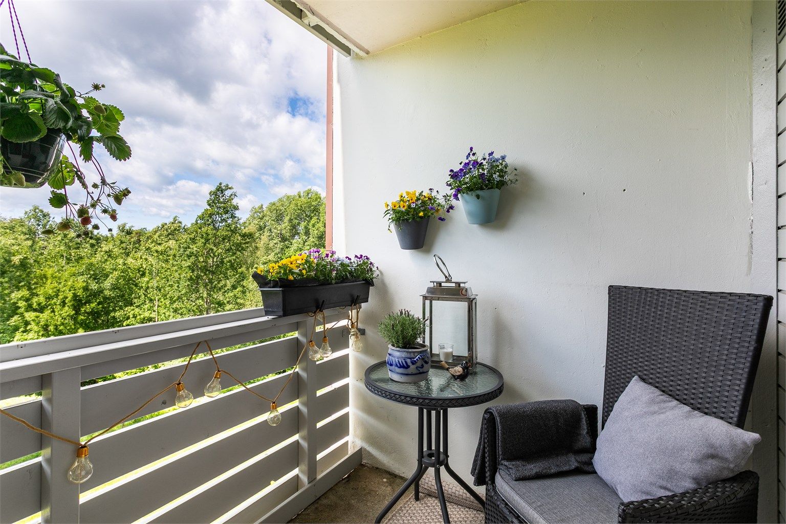 Balkongen er inntrukket og godt skjermet, men får sommerstid likevel sol allerede fra sen formiddag og helt frem til sen kveld.