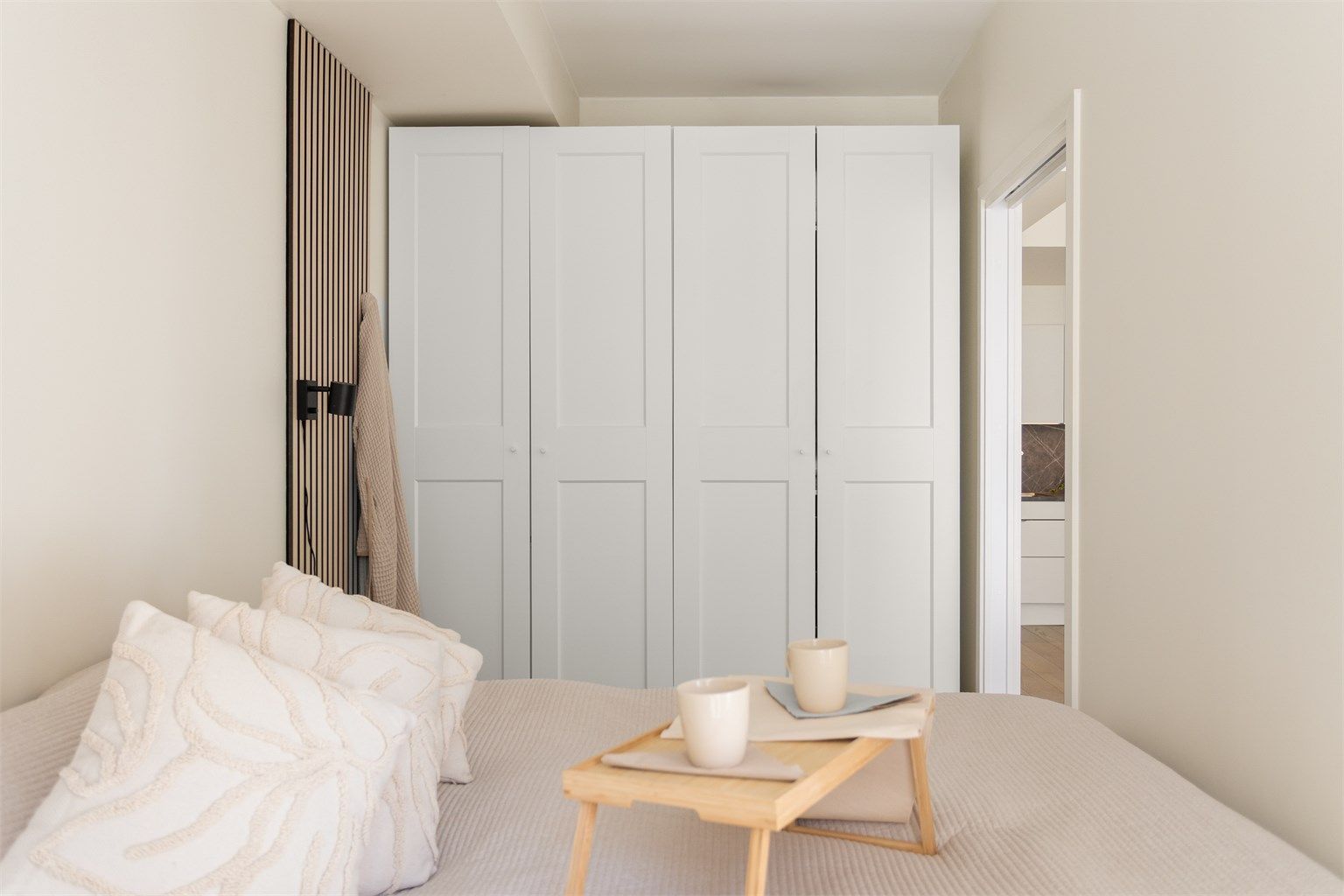 Det er rikelig med garderobeplass for effektiv oppbevaring av klær og utstyr.