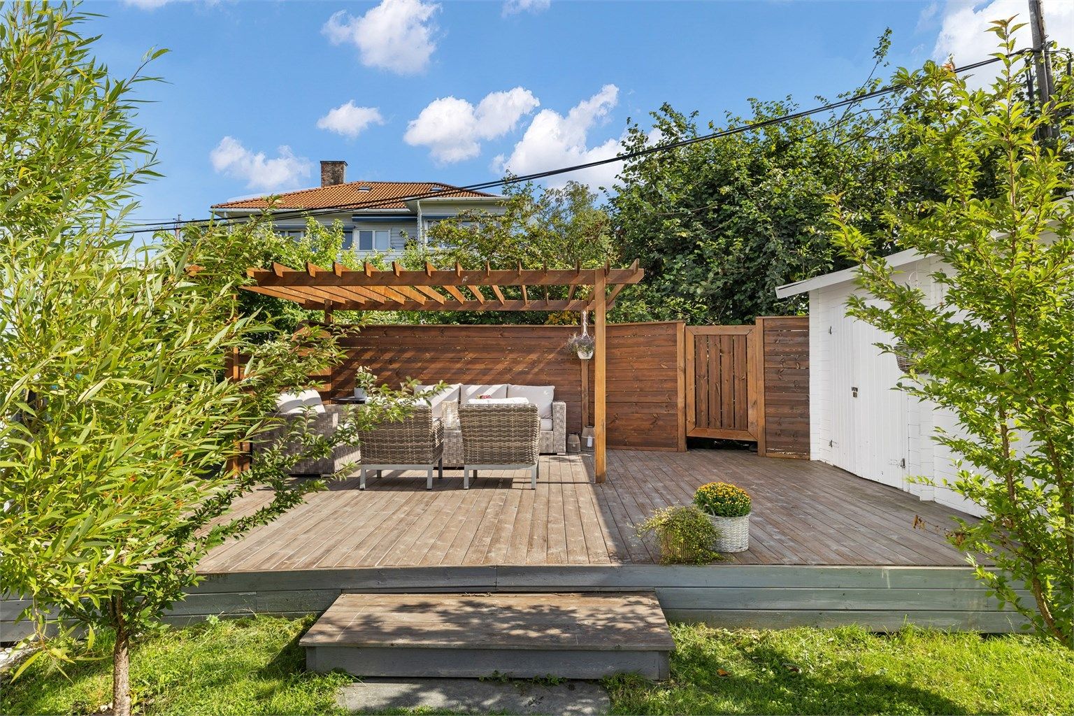 Flott og barnevennlig bolig med pent opparbeidet felles hage – perfekt for lek, grilling og sosialt familieliv.