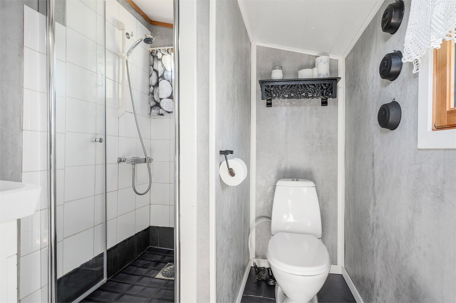 Det er videre etablert dusjhjørne og toalett. 