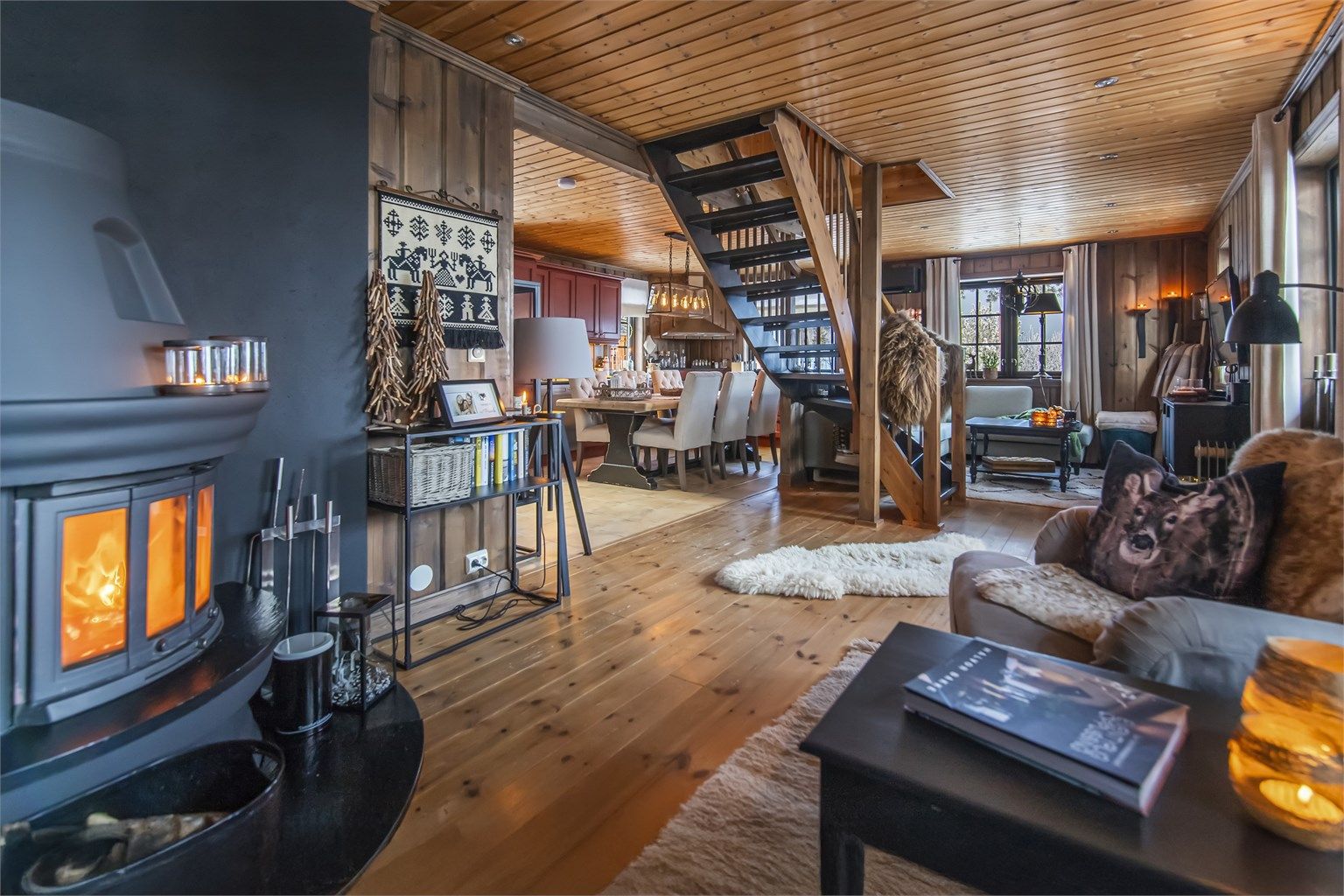 Her er god plass til hele familien, i tillegg til en praktisk tv-stue oppe