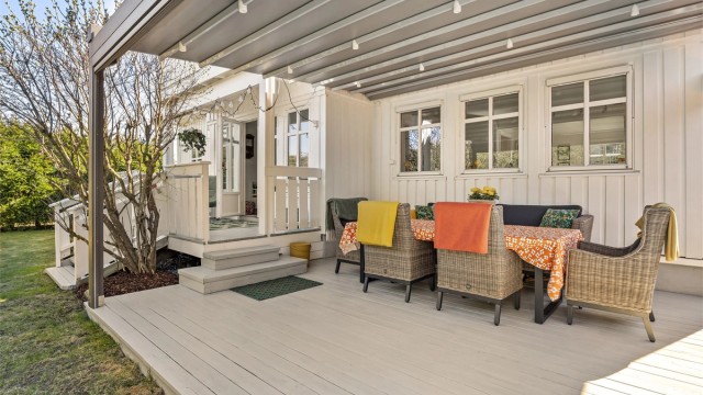 Den vestvendte plattingen på 21 m² er utstyrt med en pergola i metallkonstruksjon, montert i 2020.