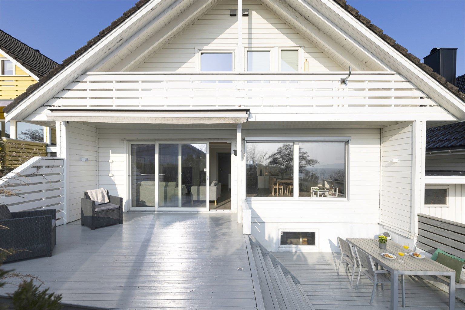 En innholdsrik enebolig med solrik tomt og flott utsikt i et attraktivt og etablert boligområde.