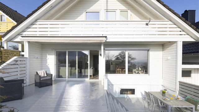 En innholdsrik enebolig med solrik tomt og flott utsikt i et attraktivt og etablert boligområde.