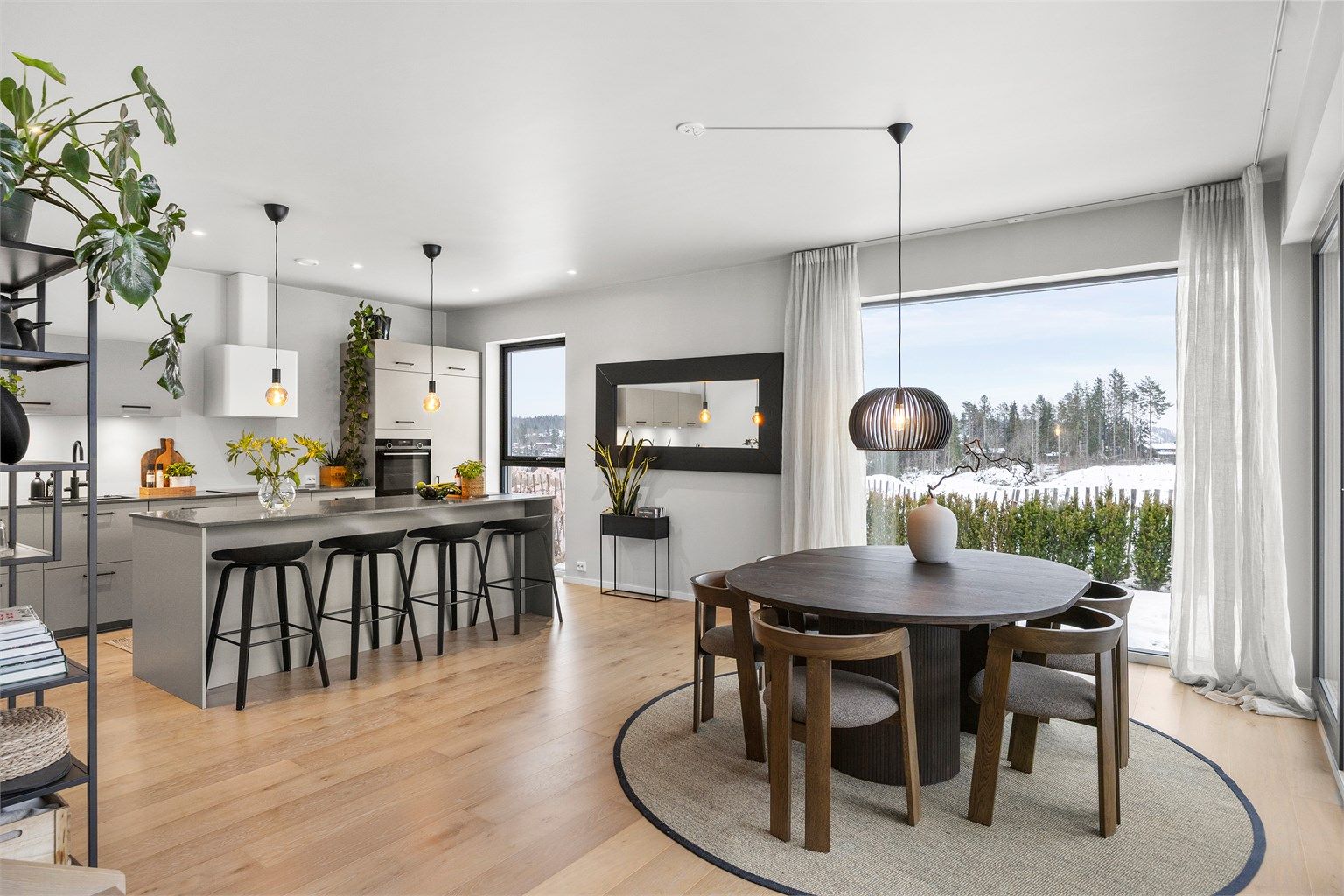 Et stort sosialt rom med store vinusflater. 