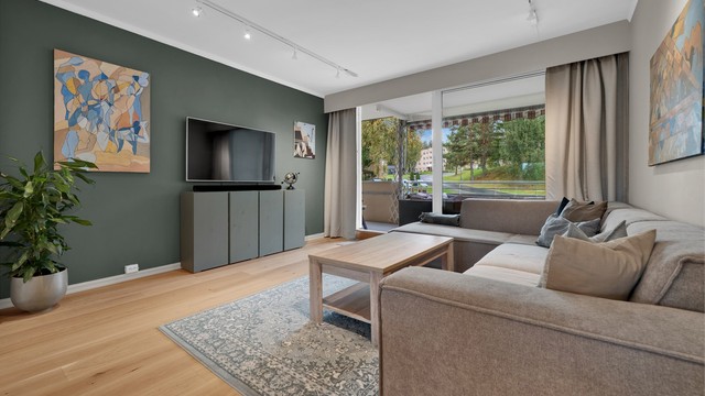Stuen har parkett på gulv og god plass til sittegruppe.