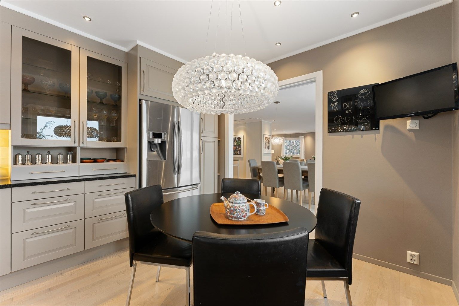 Rommet har innfelte downlights i himlingen som gir god arbeidsbelysning.