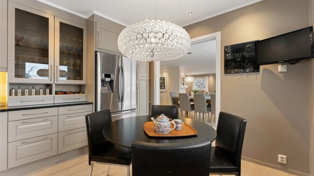 Rommet har innfelte downlights i himlingen som gir god arbeidsbelysning.