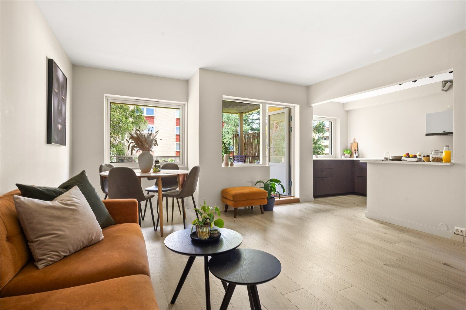 Stuen er romslig og kan enkelt innredes med sofa, tilhørende salongbord, tv-seksjon og større spisebord. 