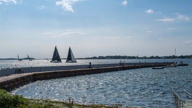 Kysten byr på et yrende båtliv i sommerhalvåret.