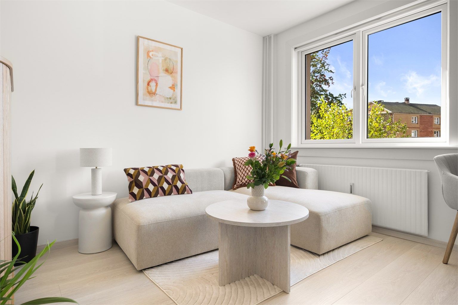 Overflatene er holdt i lyse og behagelige nyanser. 