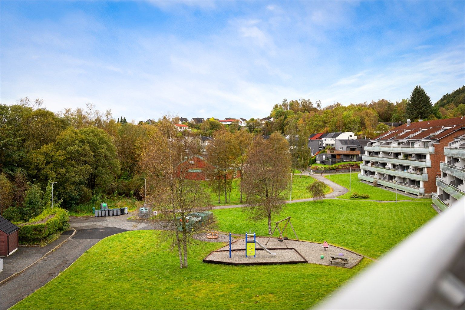 Fra balkongen har man fin utsikt over nabolaget og grøntområder.