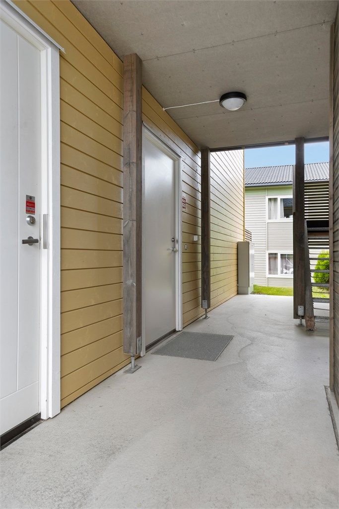 Ved inngangspartiet ligger en praktisk, utvendig bod på 6 m². 