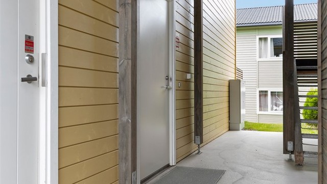 Ved inngangspartiet ligger en praktisk, utvendig bod på 6 m².