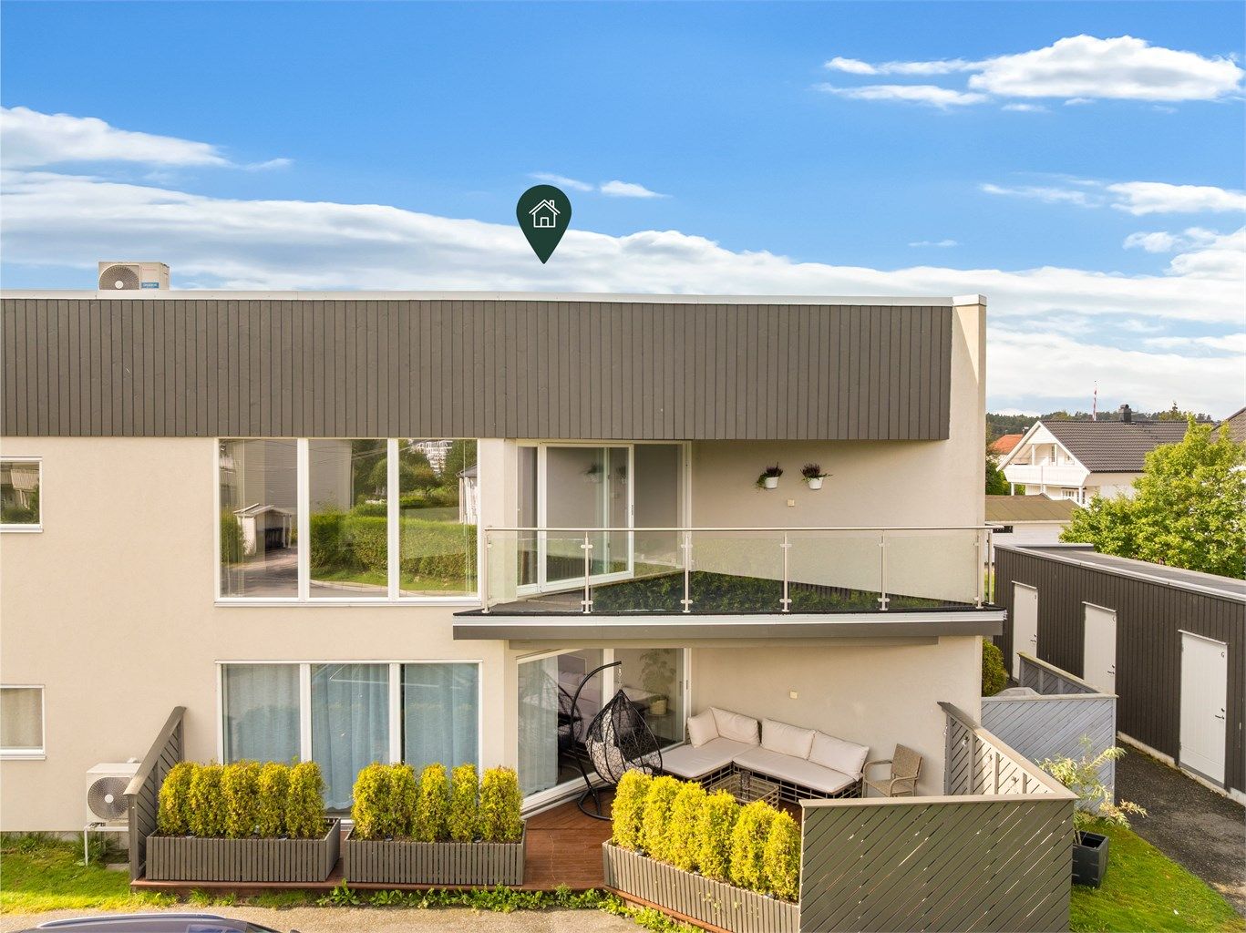 Leiligheten ligger i 2. etasje, men er lett tilgjengelig med heis og har livsløpsstandard som gjør den praktisk for alle aldersgrupper.