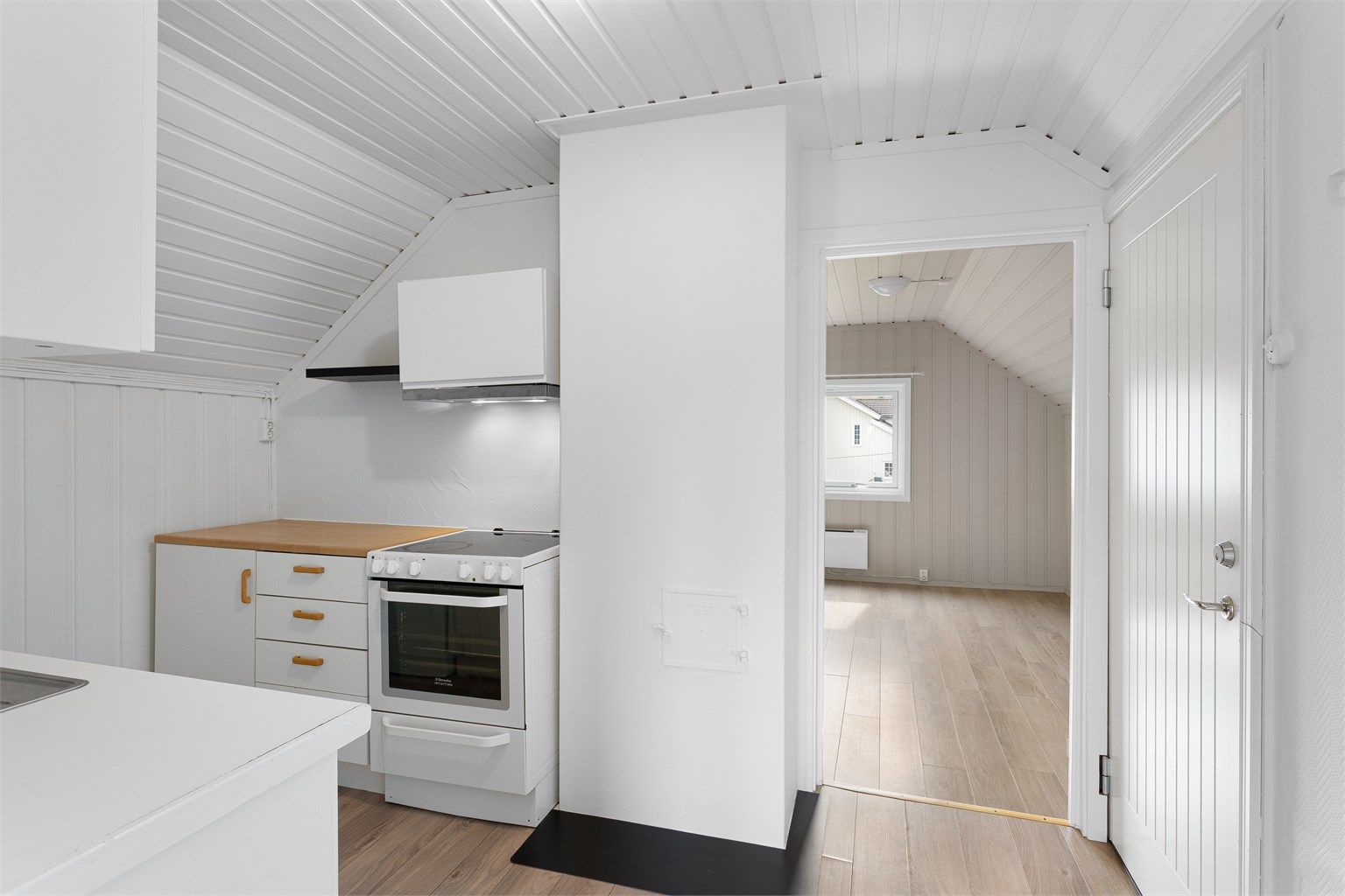 Kjøkkenet i 3. etasje har over- og underskap i hvit samt glatt utførelse.