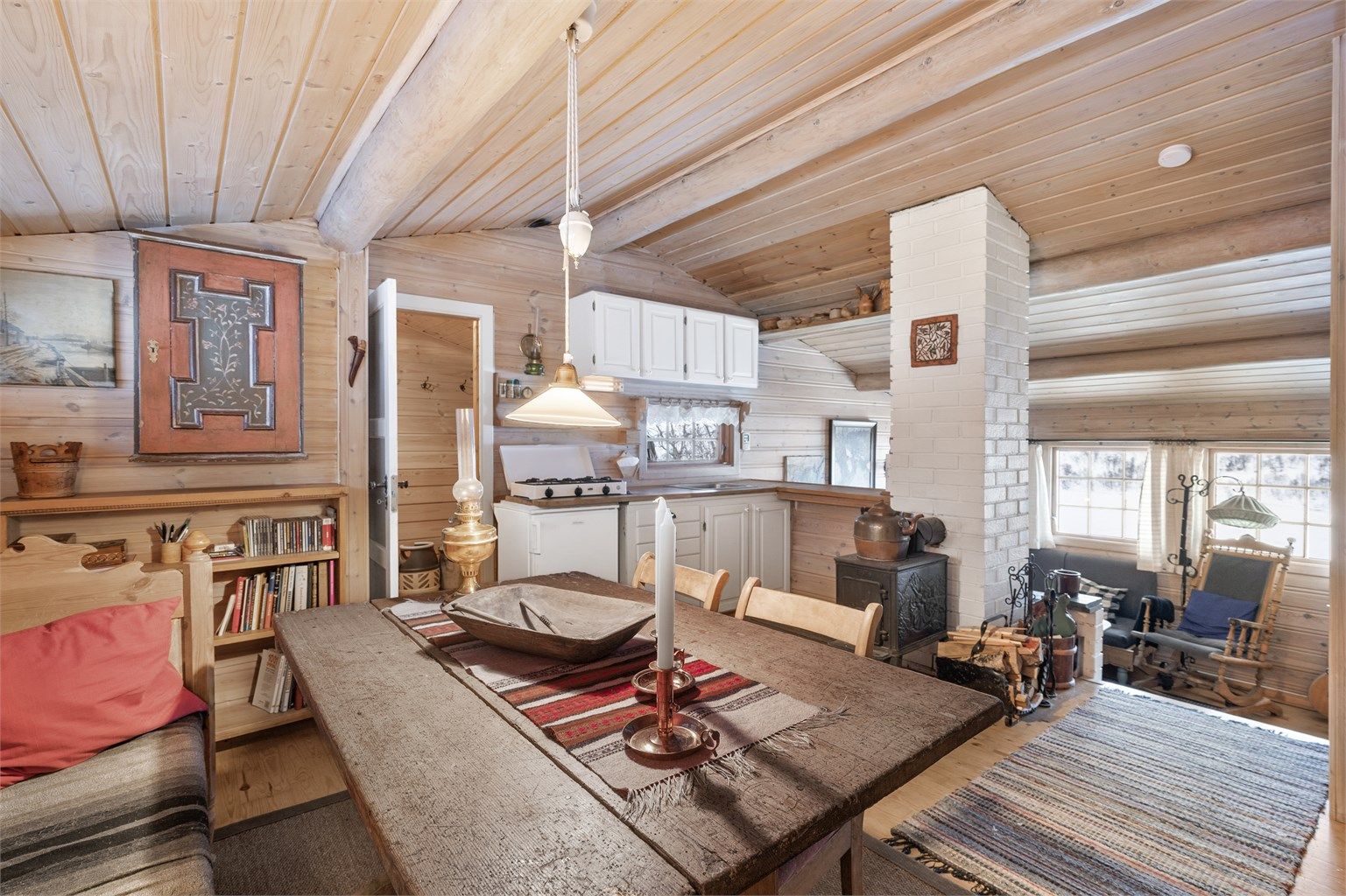 Sjarmerende og sosial spisestue tilknyttet kjøkkenet med høyere himling