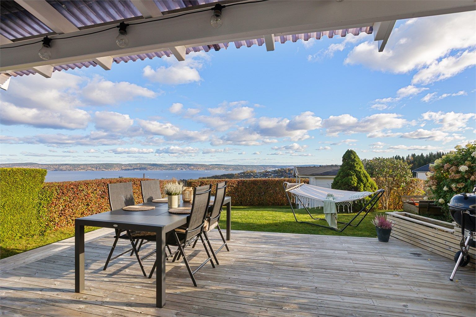 Plattingen er på ca 38 kvm og har god plass til diverse utemøbler og grill