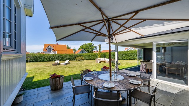 Fra gangen har du både utgang til gårdsplass og tilgang til en fantastisk uteplass med skiferterrasse og en lun, innglasset sommerstue