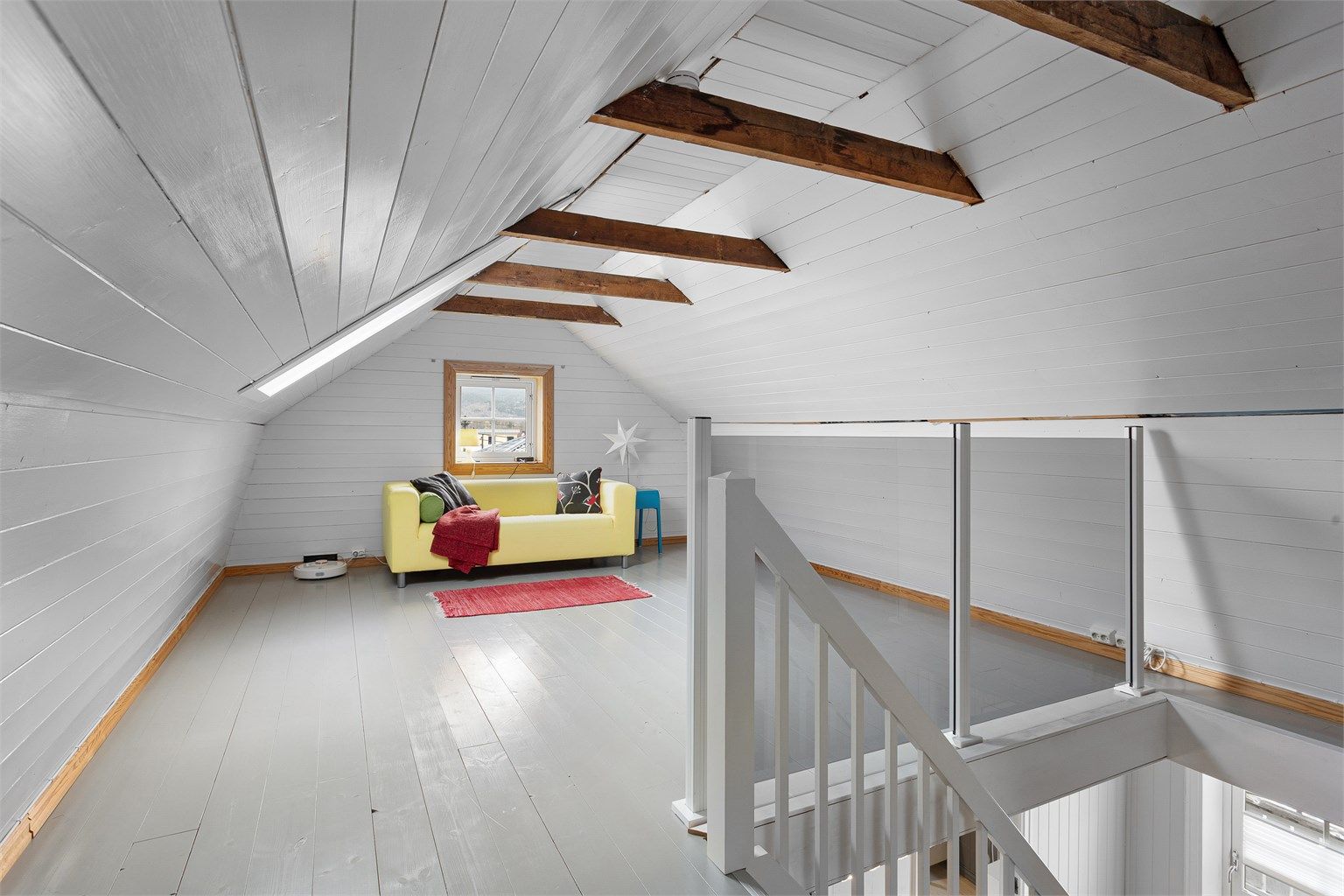 Loftetasje med plass til sofagruppe
