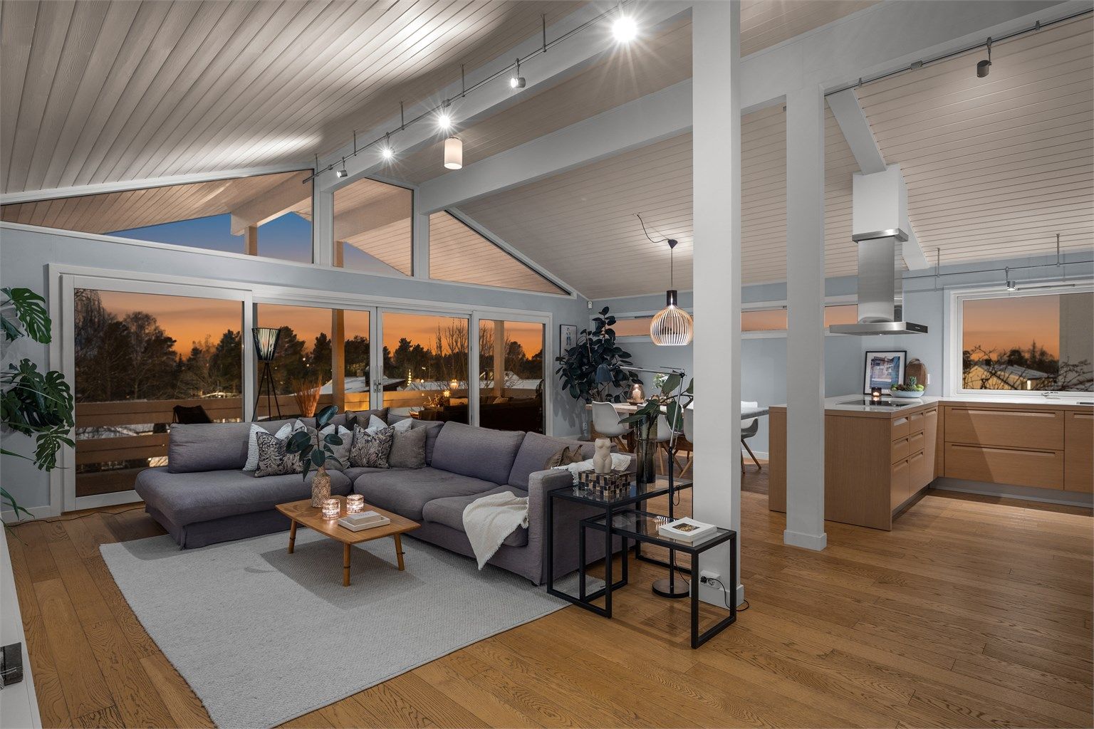 Hjertet i boligen er det åpne og sosiale oppholdsrommet hvor stue, spisestue og kjøkken ligger i en sømløs og harmonisk løsning. 