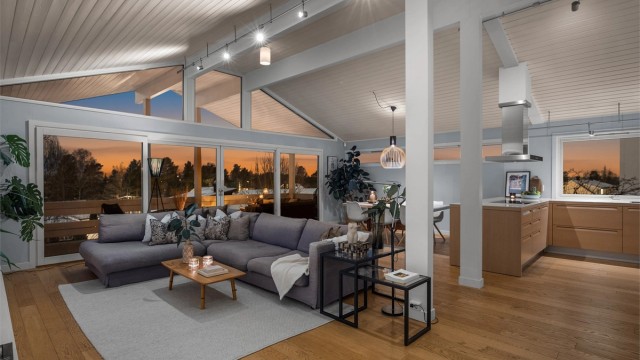 Velkommen til Øvre Prinsdals Vei 53F - en tiltalende og innholdsrik enebolig på 335 BRA. Foto: Oh Shots!