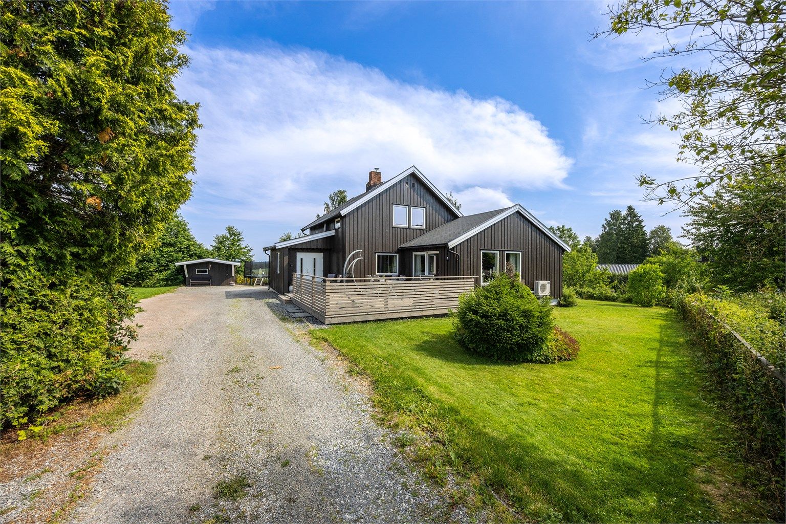 I tillegg til garasjen er det en frittstående utvendig bod på 9 m² på eiendommen.