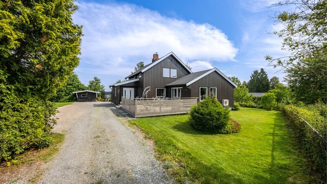 I tillegg til garasjen er det en frittstående utvendig bod på 9 m² på eiendommen.