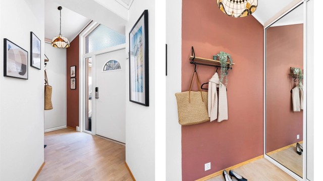 Entrè/gang med god takhøyde og skyvedørs garderobe med godt med oppbevaringsplass.