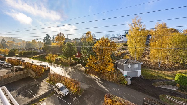 Utsyn mot felles parkeringsareal og rolige omgivelser.
