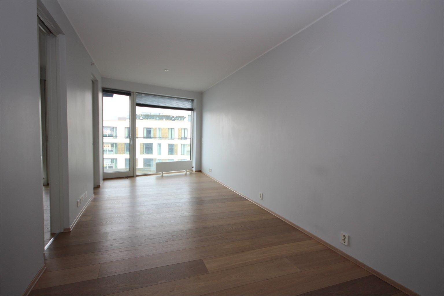 Stor stue med plass til spisebord og sofadel.