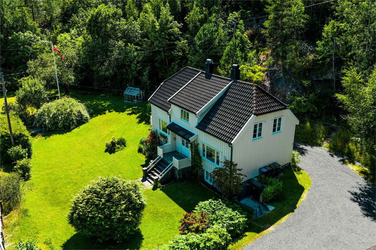 Landlig enebolig i flotte omgivelser og stor hage