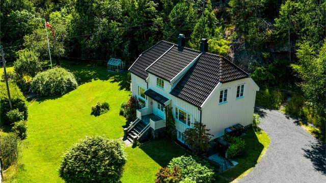 Landlig enebolig i flotte omgivelser og stor hage