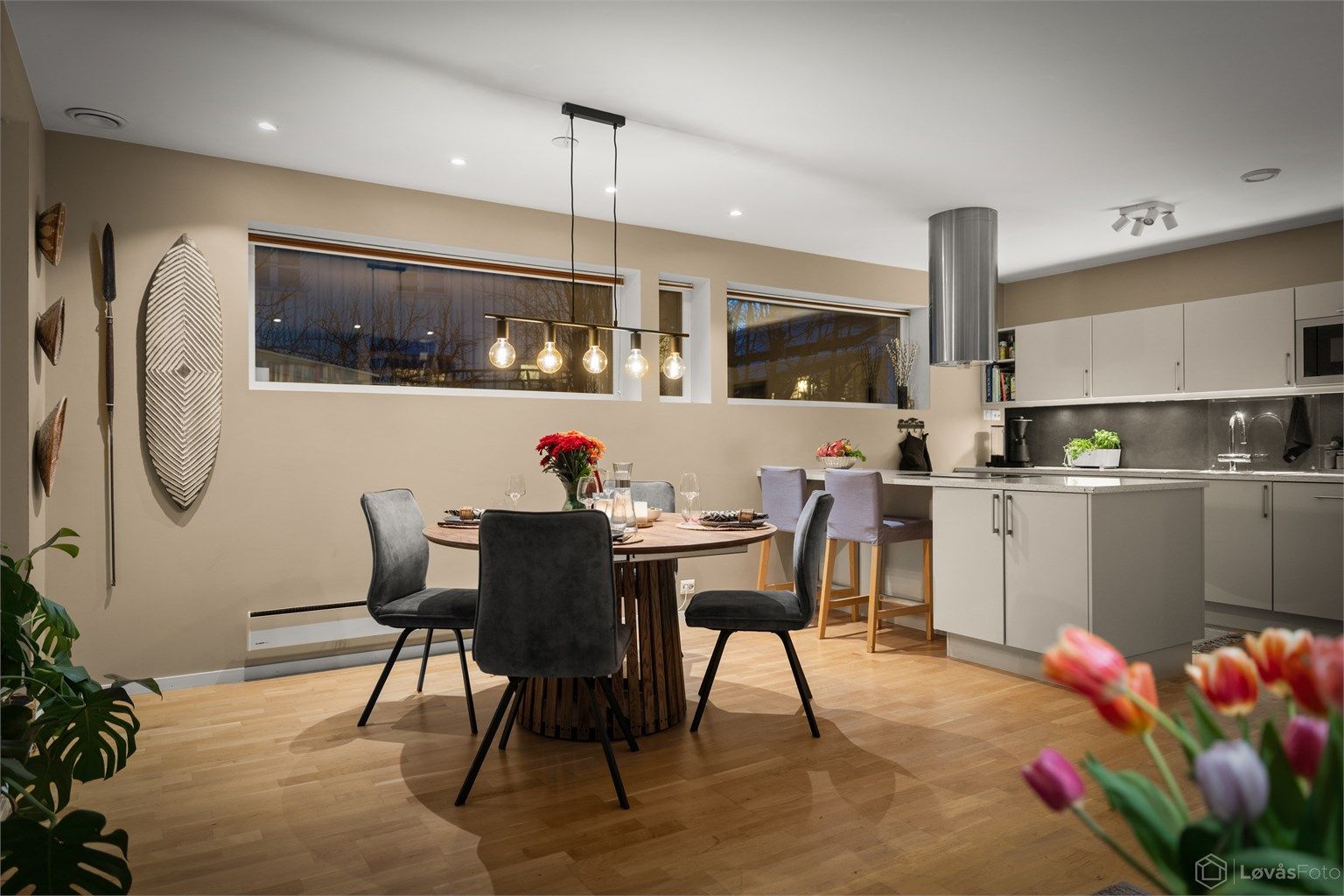 Stemningsfull belysning over spiseplassen på kveldstid.