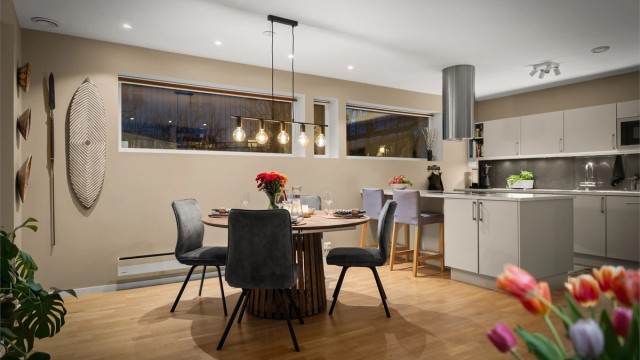 Stemningsfull belysning over spiseplassen på kveldstid.