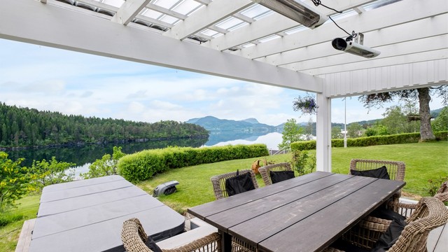 Fra den overbygde uteplassen kan man nyte utsikten uansett vær
