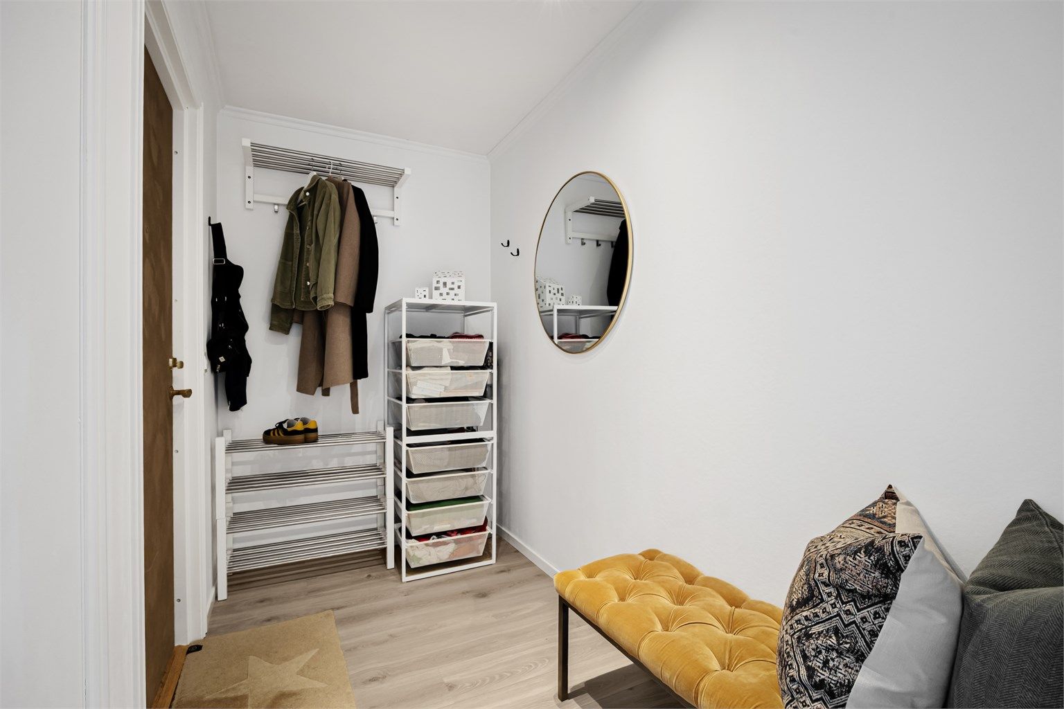 Entré med plass til knagg og skostativ