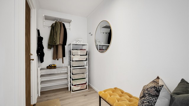 Entré med plass til knagg og skostativ