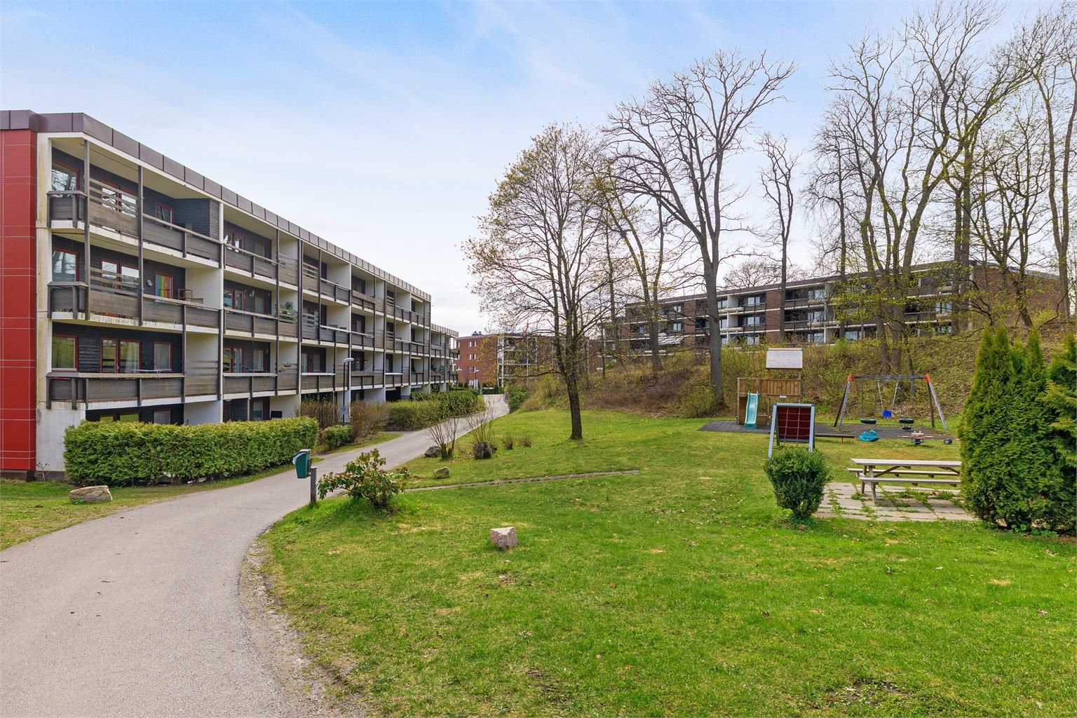 De store uteområdene gir gode muligheter for lek og sosialt samvær.