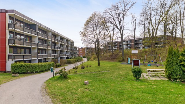 De store uteområdene gir gode muligheter for lek og sosialt samvær.