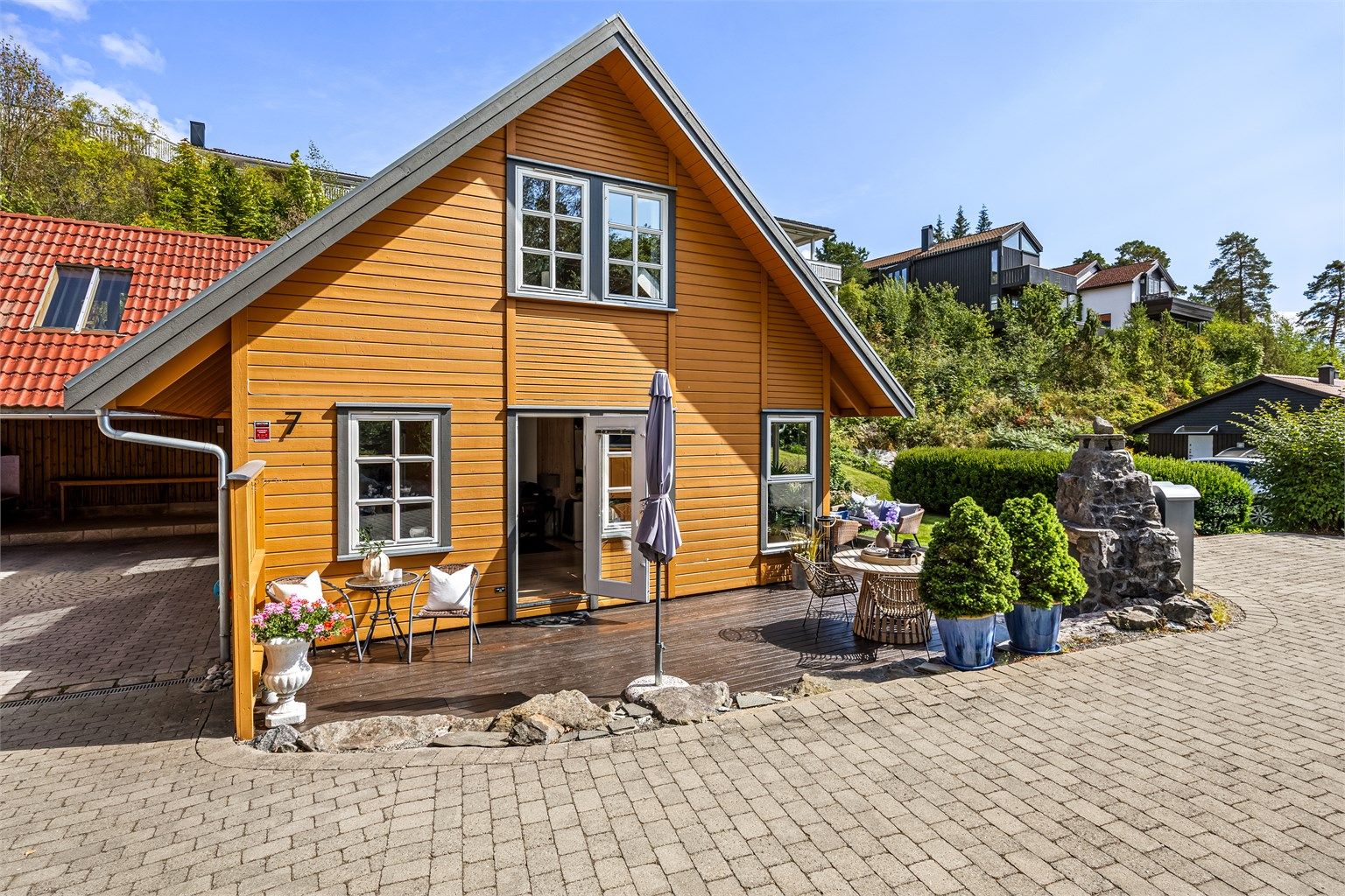 Familievennlig enebolig i kjede, med mye potensiale, fantastisk uteplass og hage med gode solforhold.
