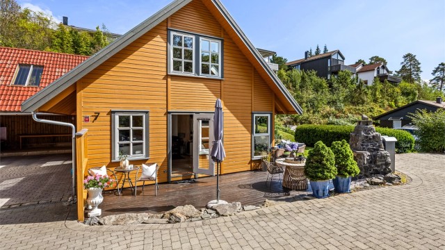 Familievennlig enebolig i kjede, med mye potensiale, fantastisk uteplass og hage med gode solforhold.