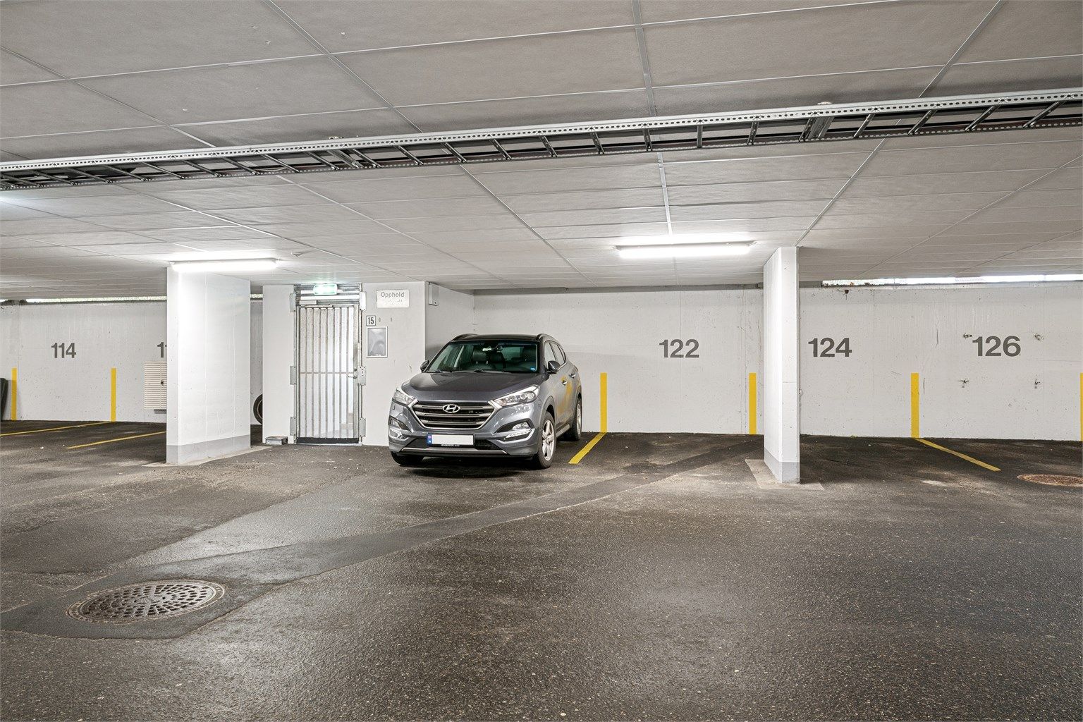 P-plass 122 medfølger leiligheten, og er få steg fra trappen